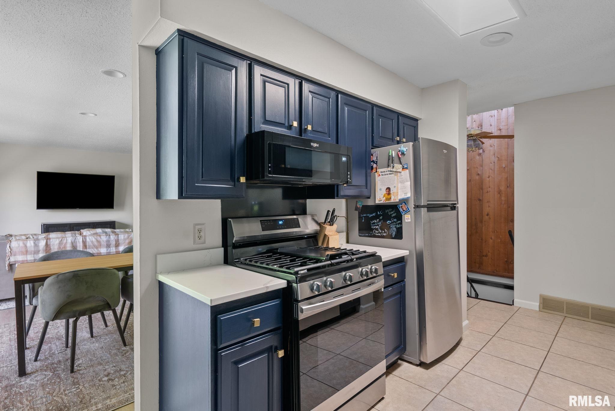 28013 230th Street, Le Claire, Iowa image 9