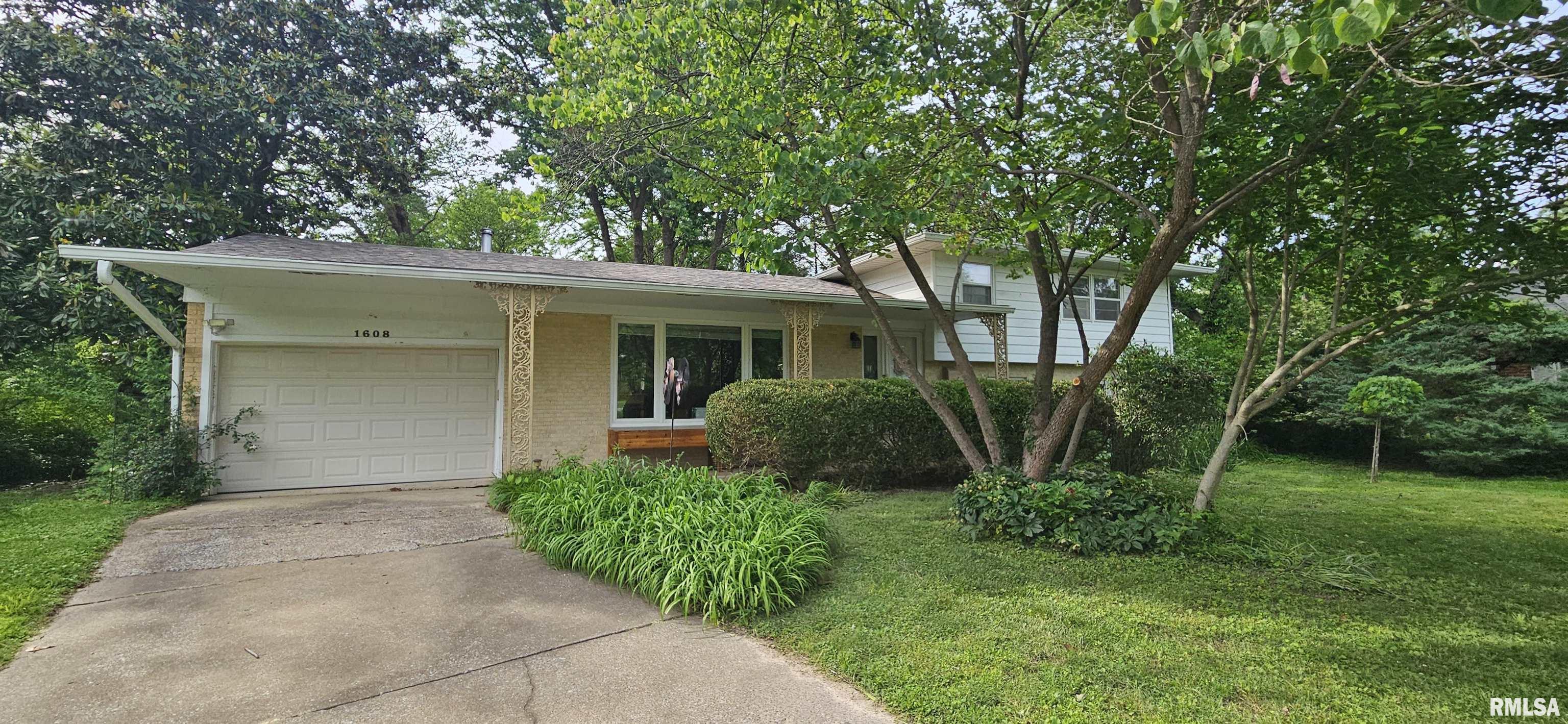1608 W Briarwood Drive, Carbondale, Illinois image 2