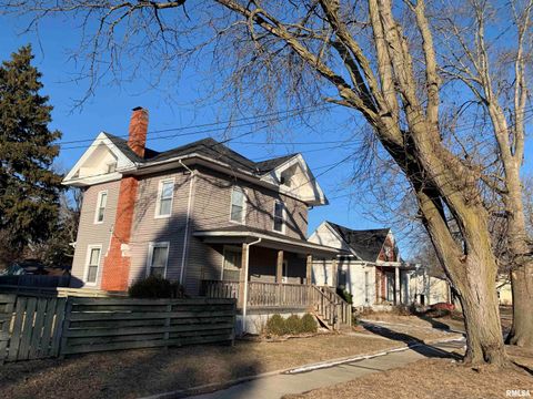 Homes For Sale - 412 W Broadway Avenue<br/> Monmouth, IL 61462