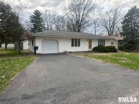 Photo of 705 N SILVER Street, Taylorville, IL 62568 (MLS # CA1042705)