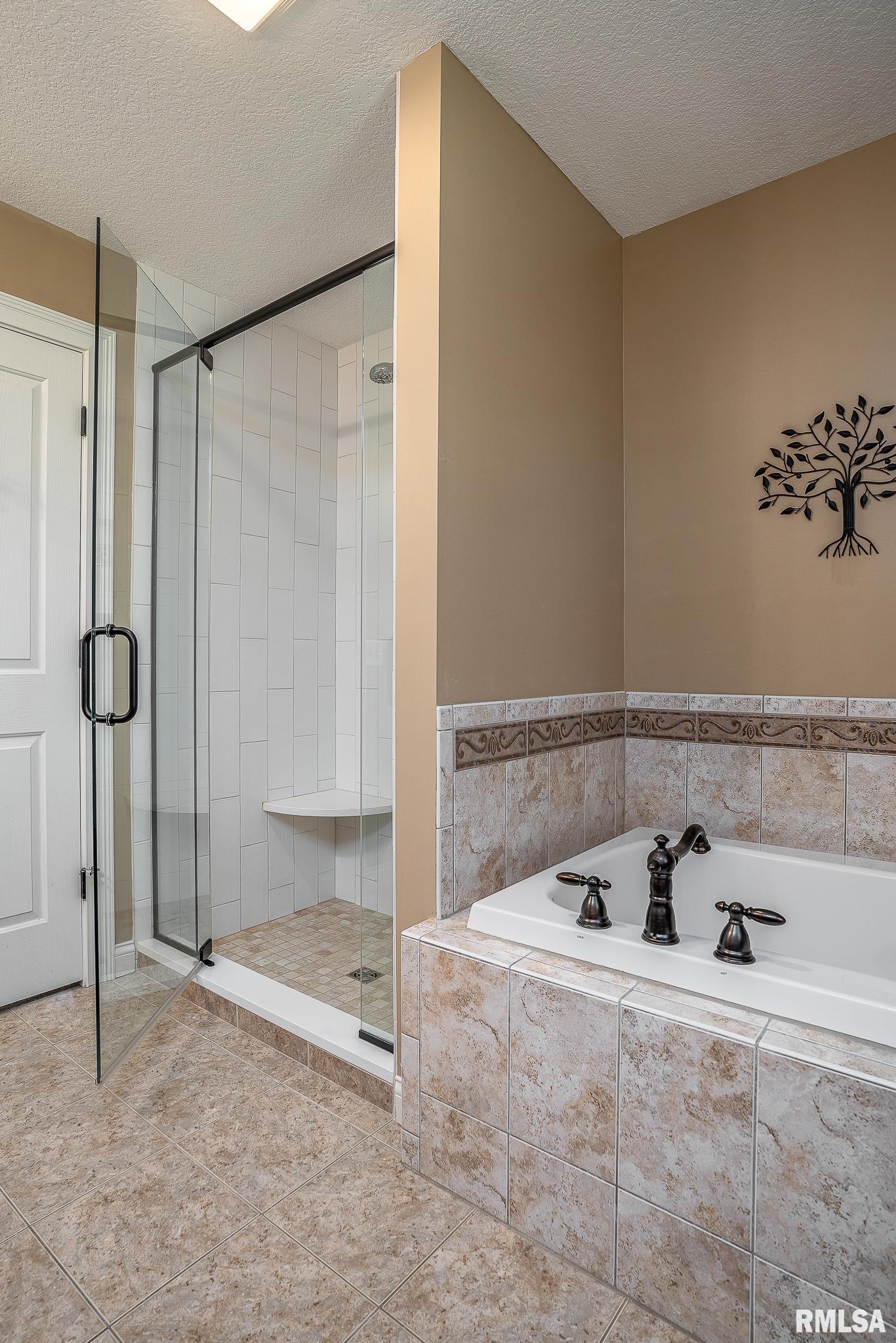 903 Clover Hill Lane, Le Claire, Iowa image 27