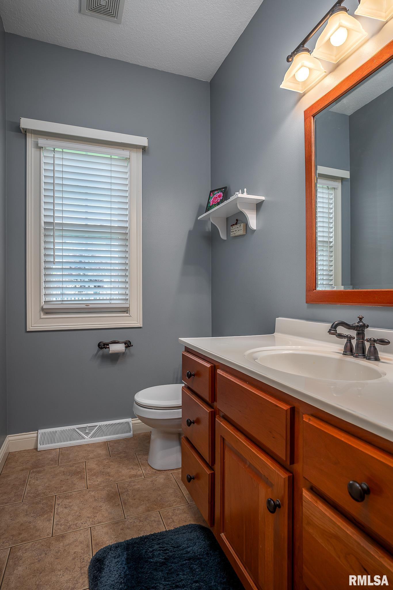 903 Clover Hill Lane, Le Claire, Iowa image 19