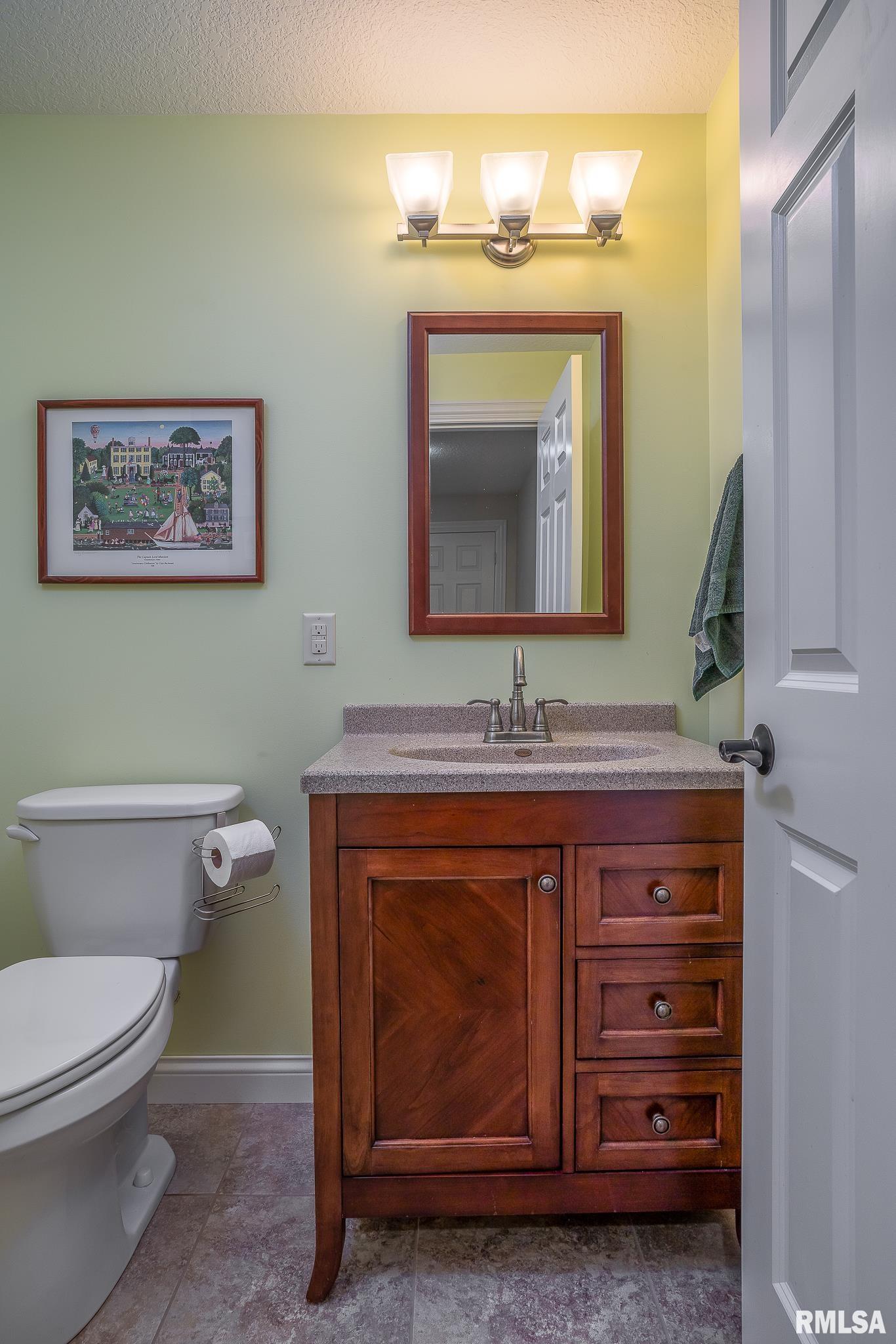 903 Clover Hill Lane, Le Claire, Iowa image 33