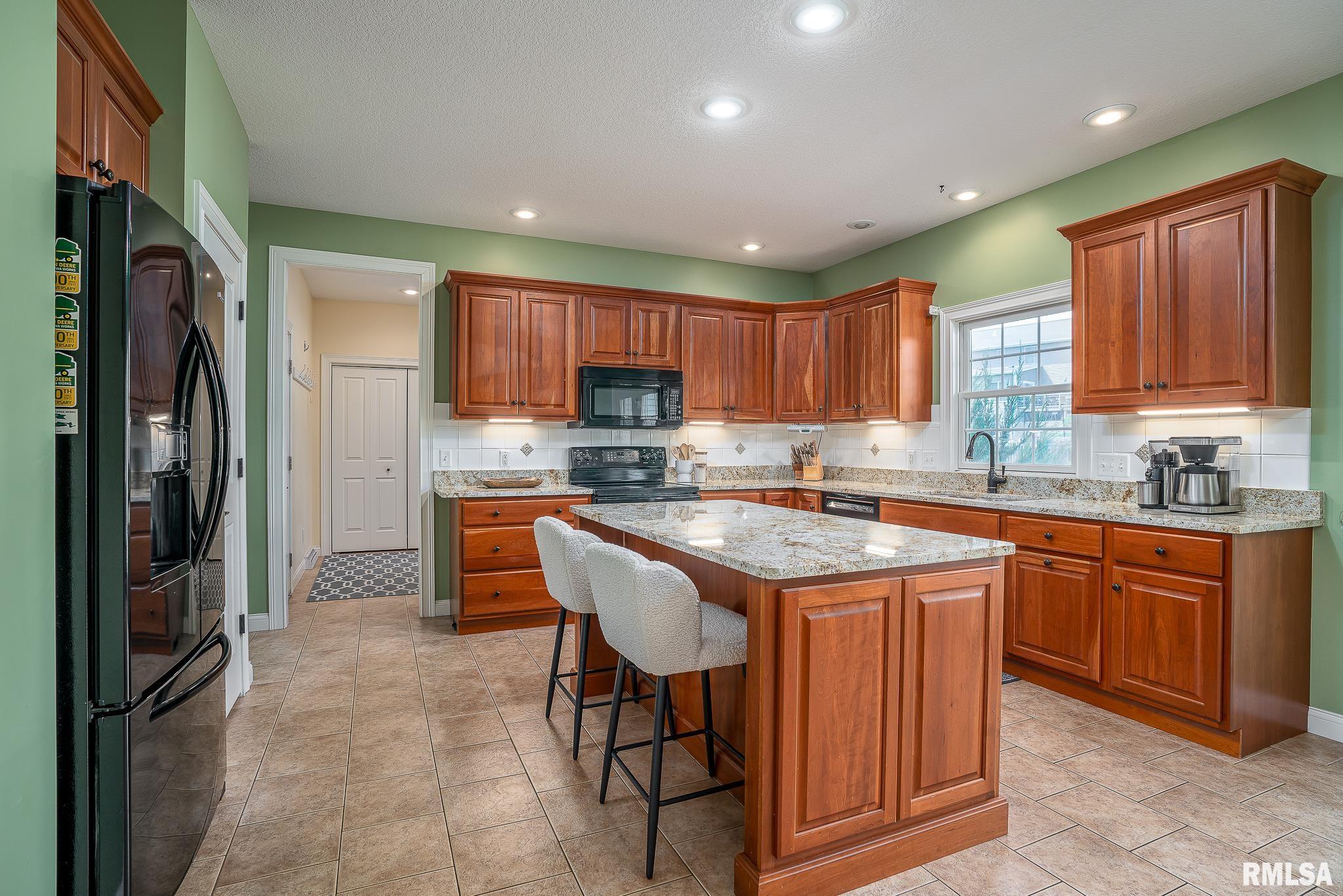 903 Clover Hill Lane, Le Claire, Iowa image 6