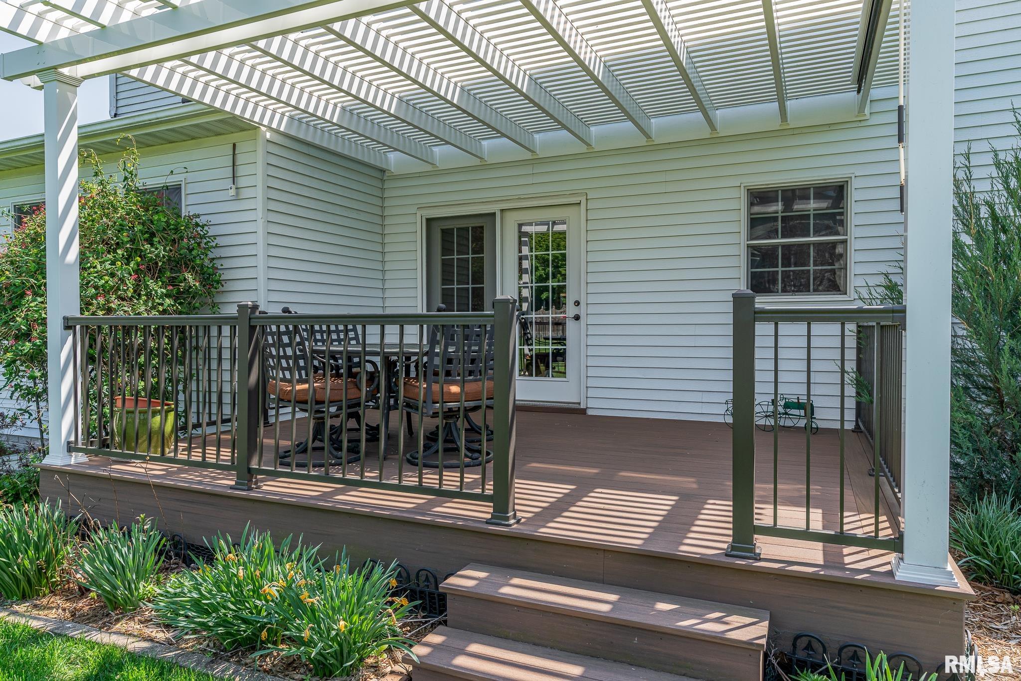 903 Clover Hill Lane, Le Claire, Iowa image 4