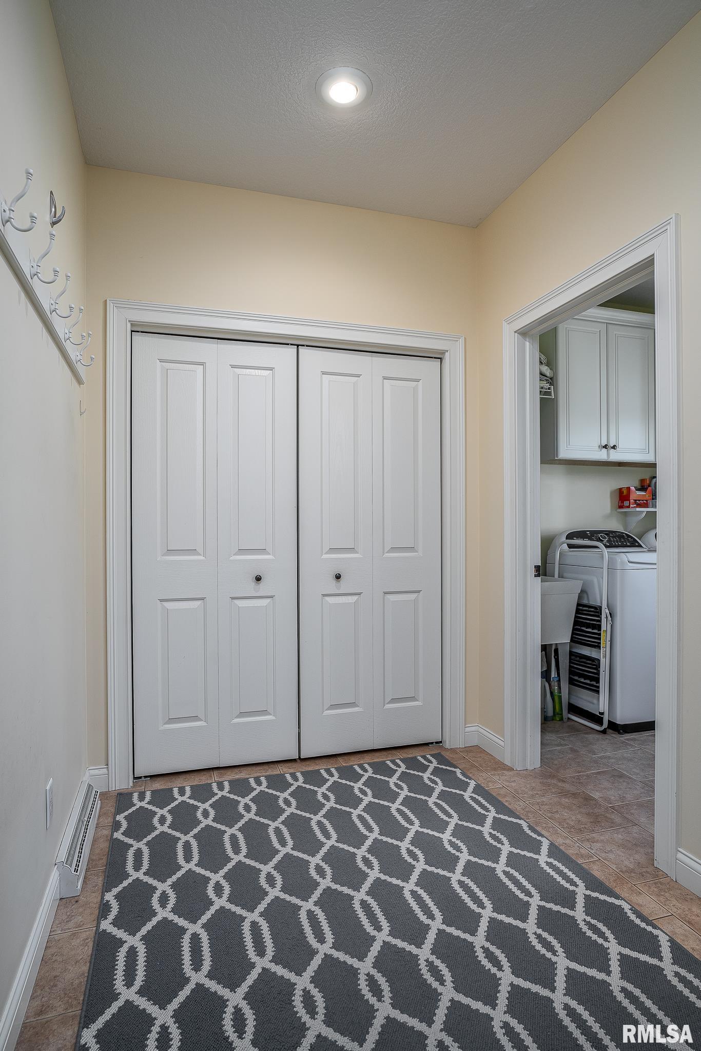 903 Clover Hill Lane, Le Claire, Iowa image 17