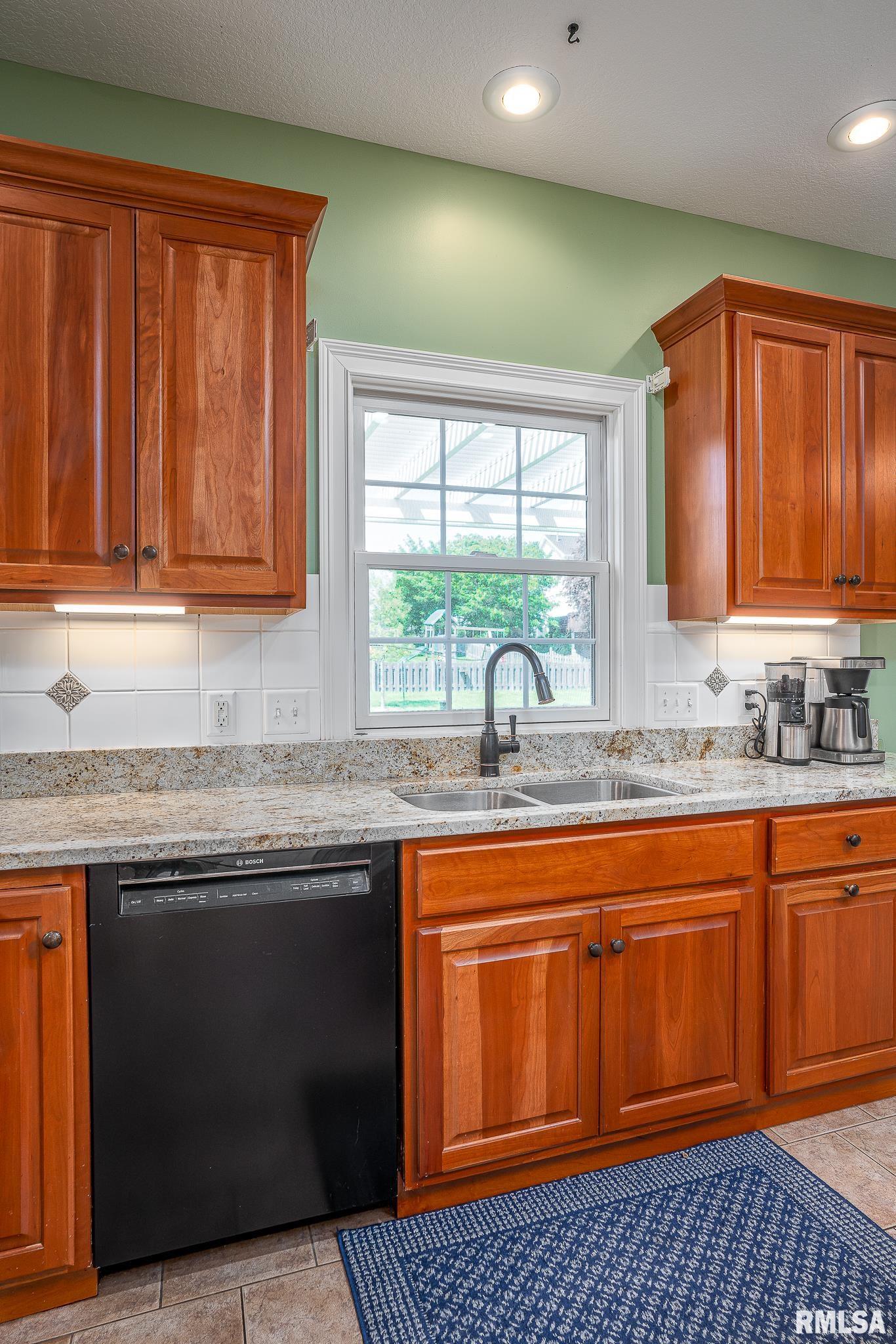 903 Clover Hill Lane, Le Claire, Iowa image 7