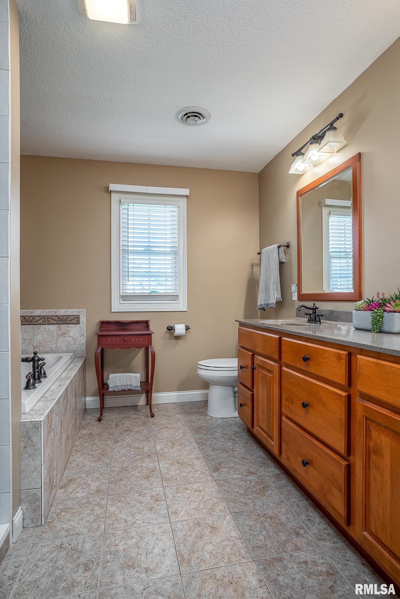 903 Clover Hill Lane, Le Claire, Iowa image 26