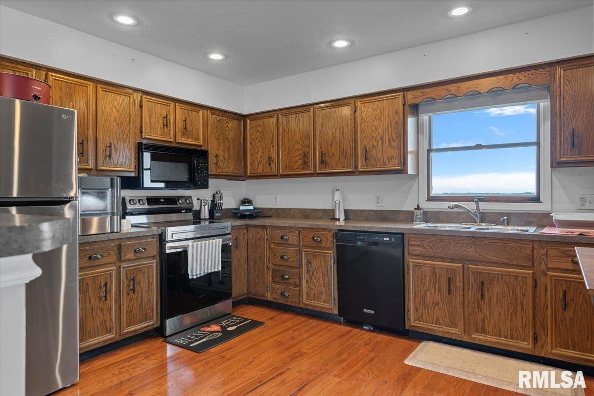 1444 Sportsman Drive, Taylorville, Illinois image 10