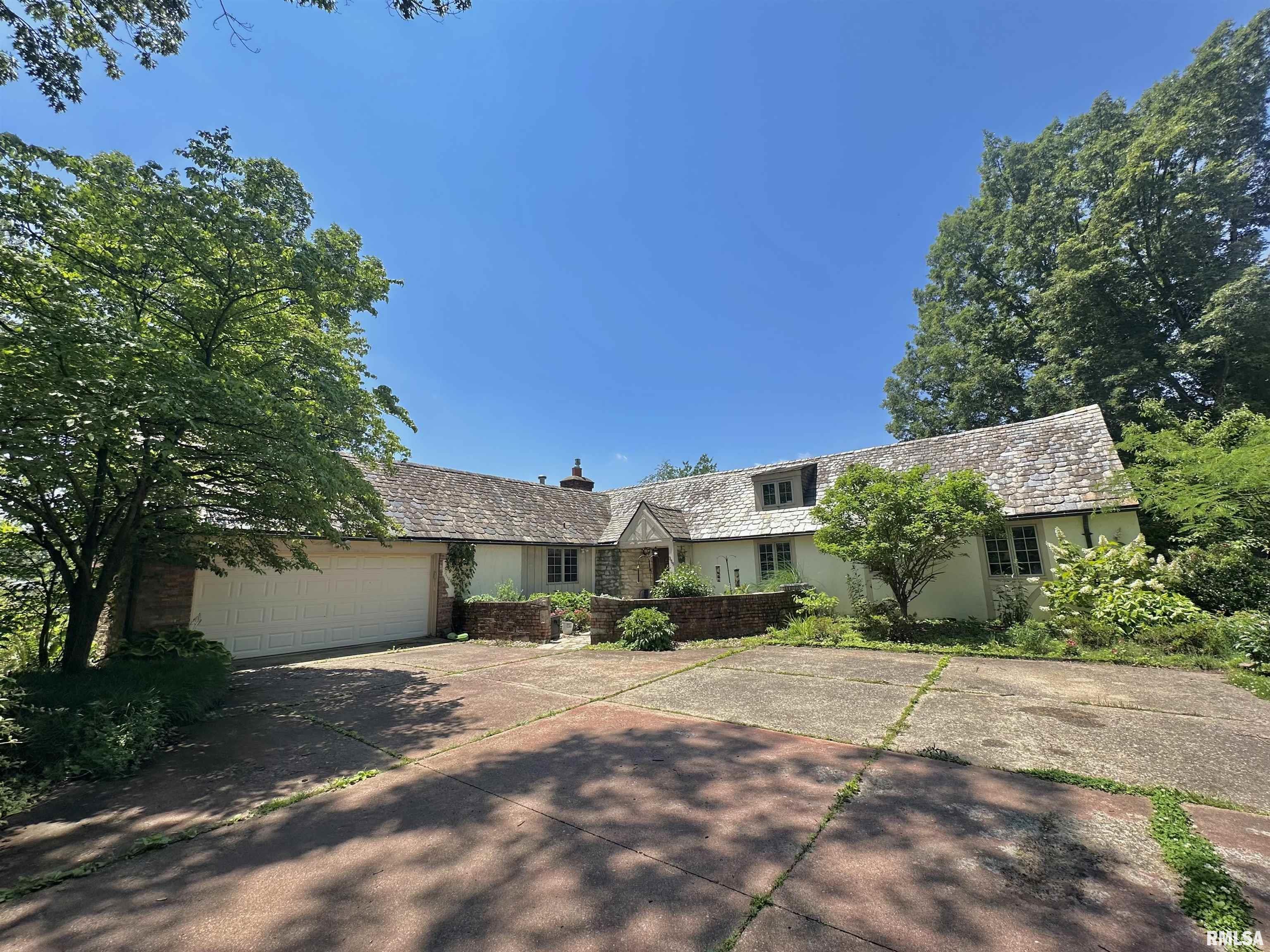 355 N Lakeview Drive, Salem, Illinois image 1