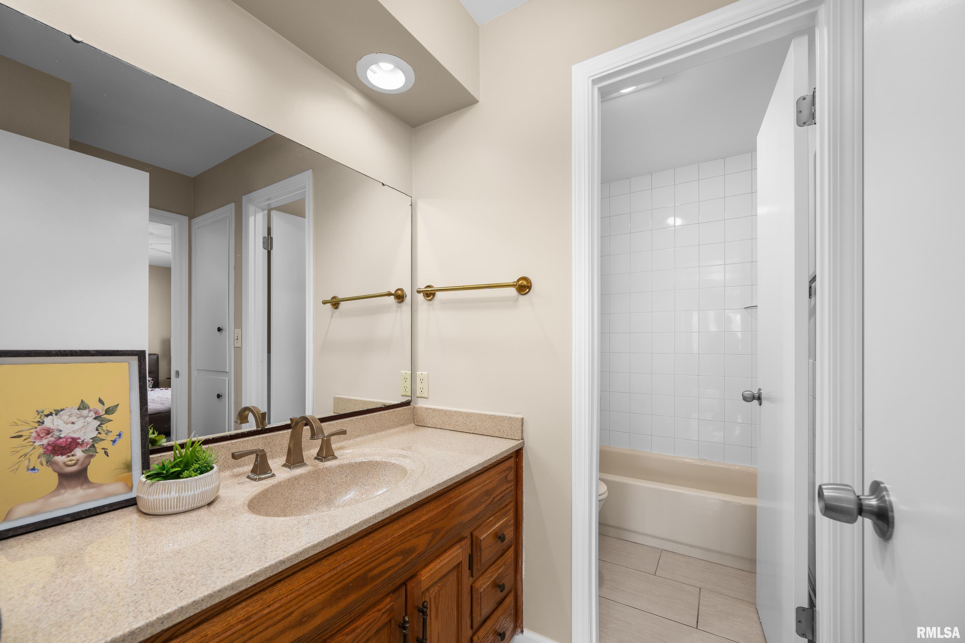 2103 Fairmeadows Drive, Bettendorf, Iowa image 22