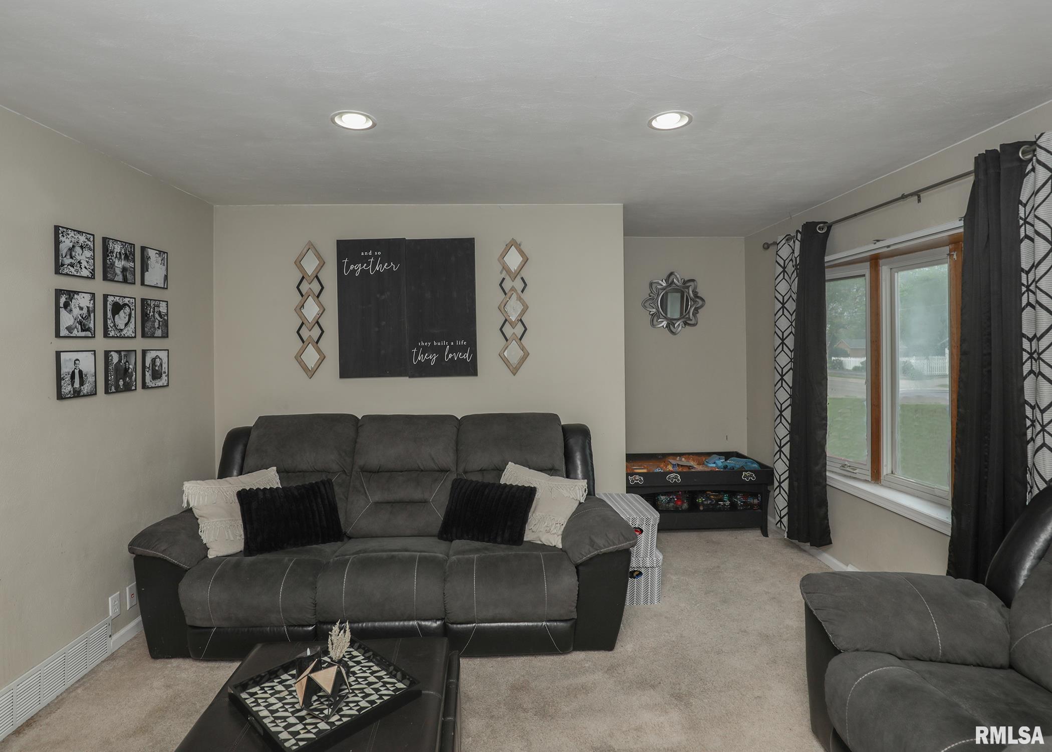 1407 53rd Street, Moline, Illinois image 6