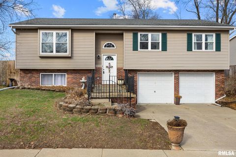 Homes For Sale - 2811 W Larchmont Lane<br/> Peoria, IL 61615