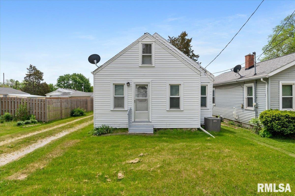 1812 27 1/2 Avenue, East Moline, Illinois image 1