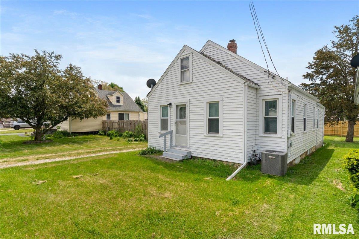 1812 27 1/2 Avenue, East Moline, Illinois image 3