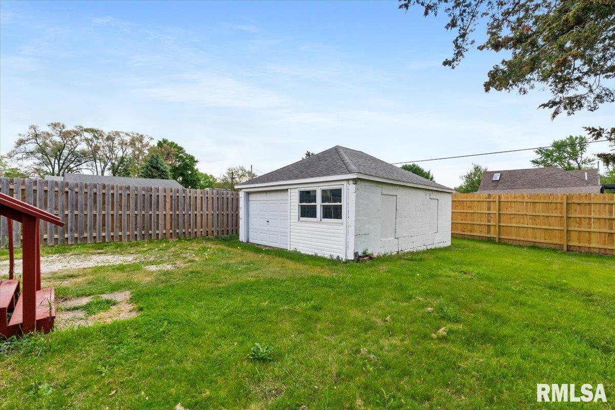 1812 27 1/2 Avenue, East Moline, Illinois image 9