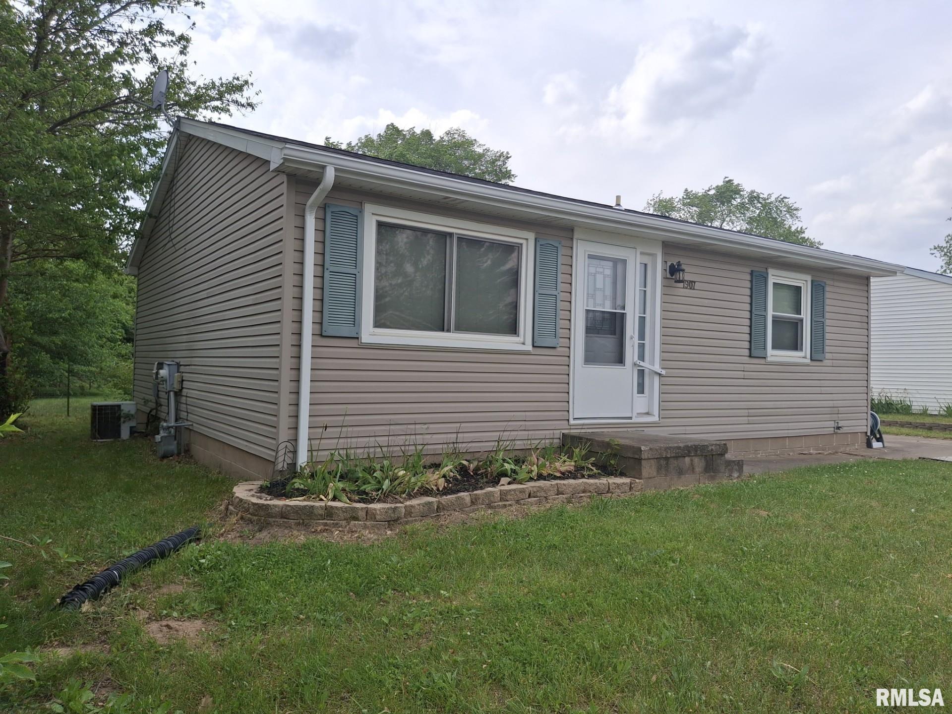 1907 Chicory Road, Pekin, Illinois image 1