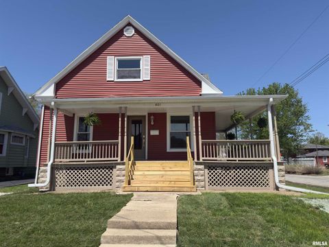 Photo of 801 W MARKET Street, Taylorville, IL 62568 (MLS # CA1043294)