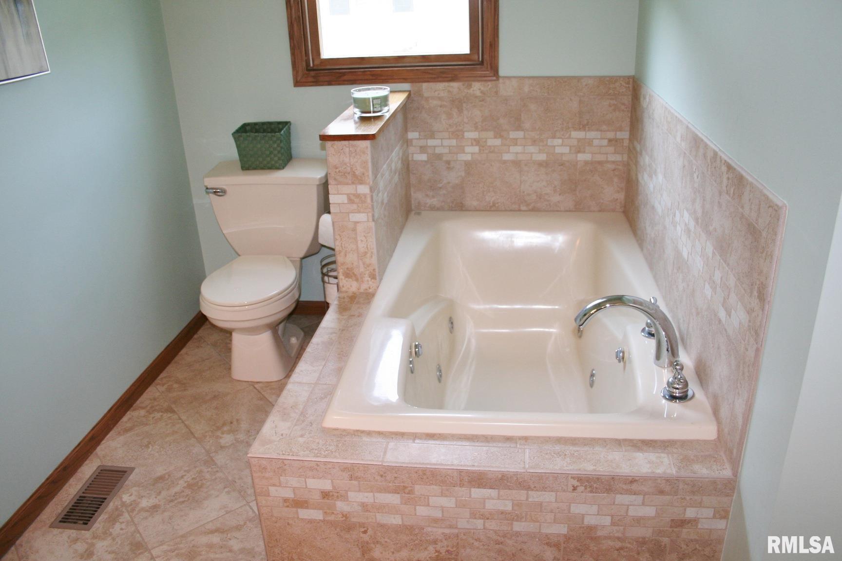 3996 Partridge Circle, Bettendorf, Iowa image 12