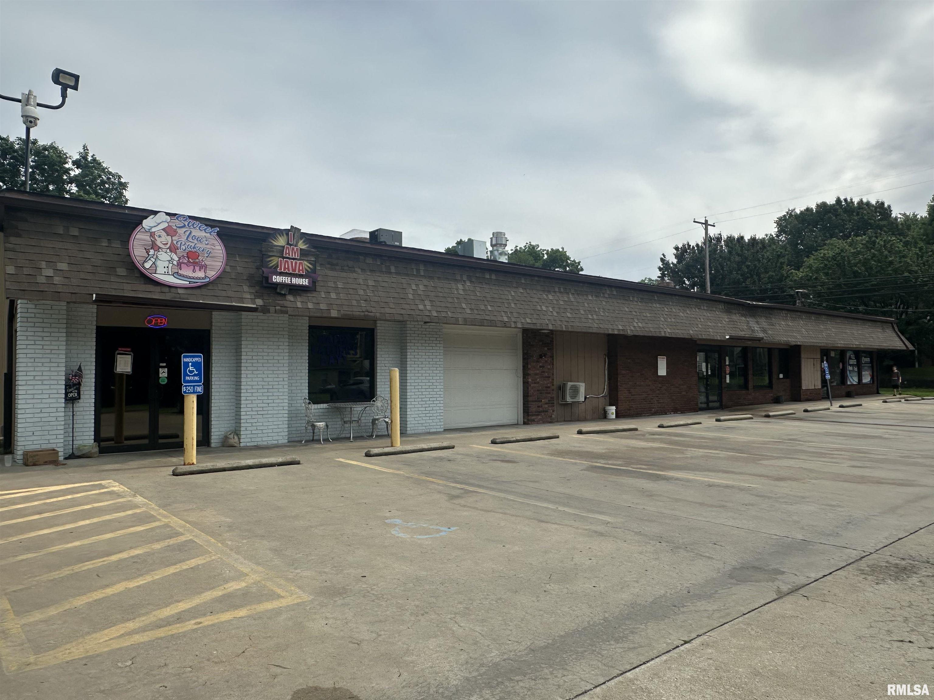 Photo 1 of 33 — 715 N 14TH Street, Murphysboro, IL 62966