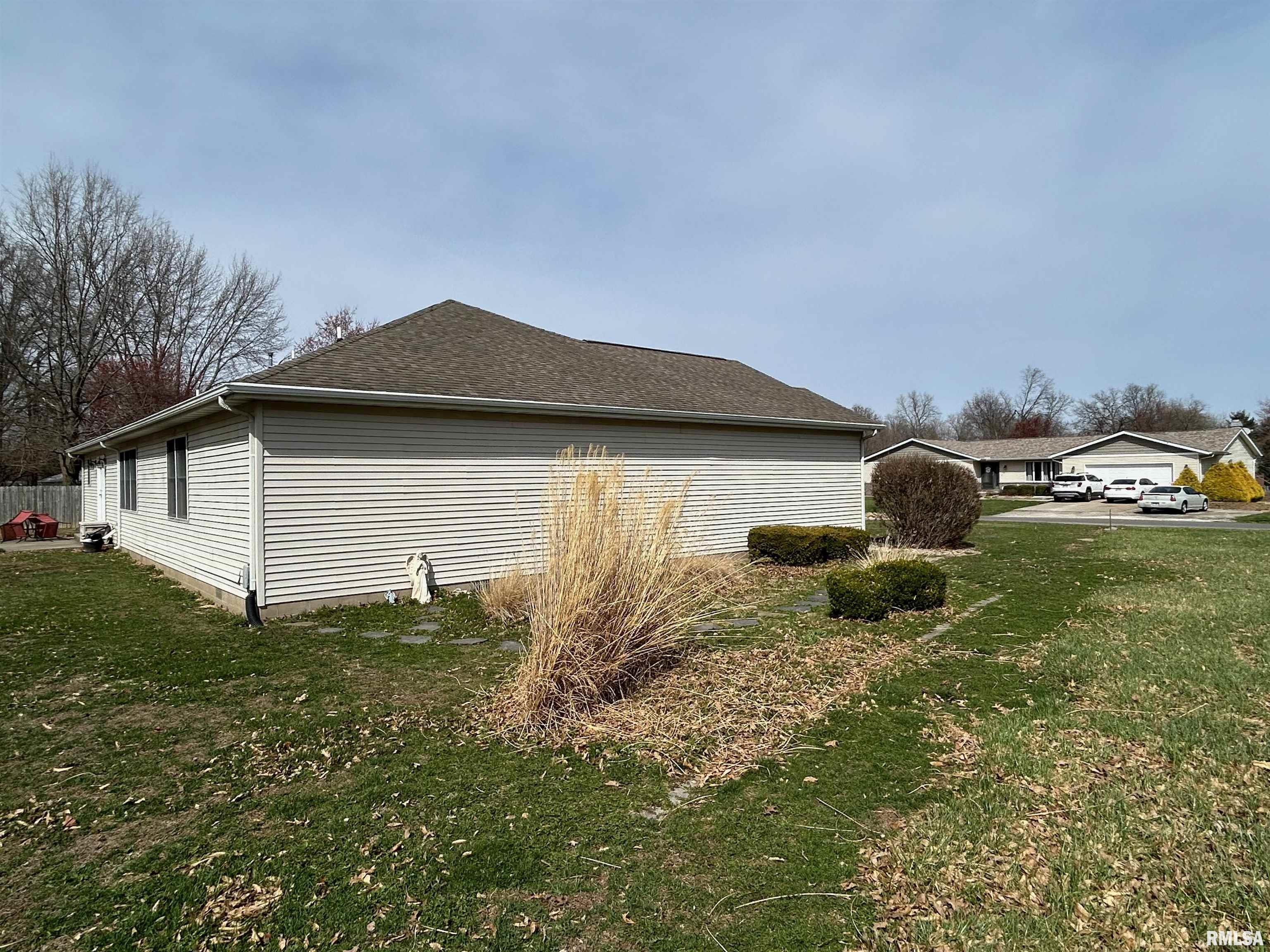 3814 Lake Drive, Taylorville, Illinois image 16