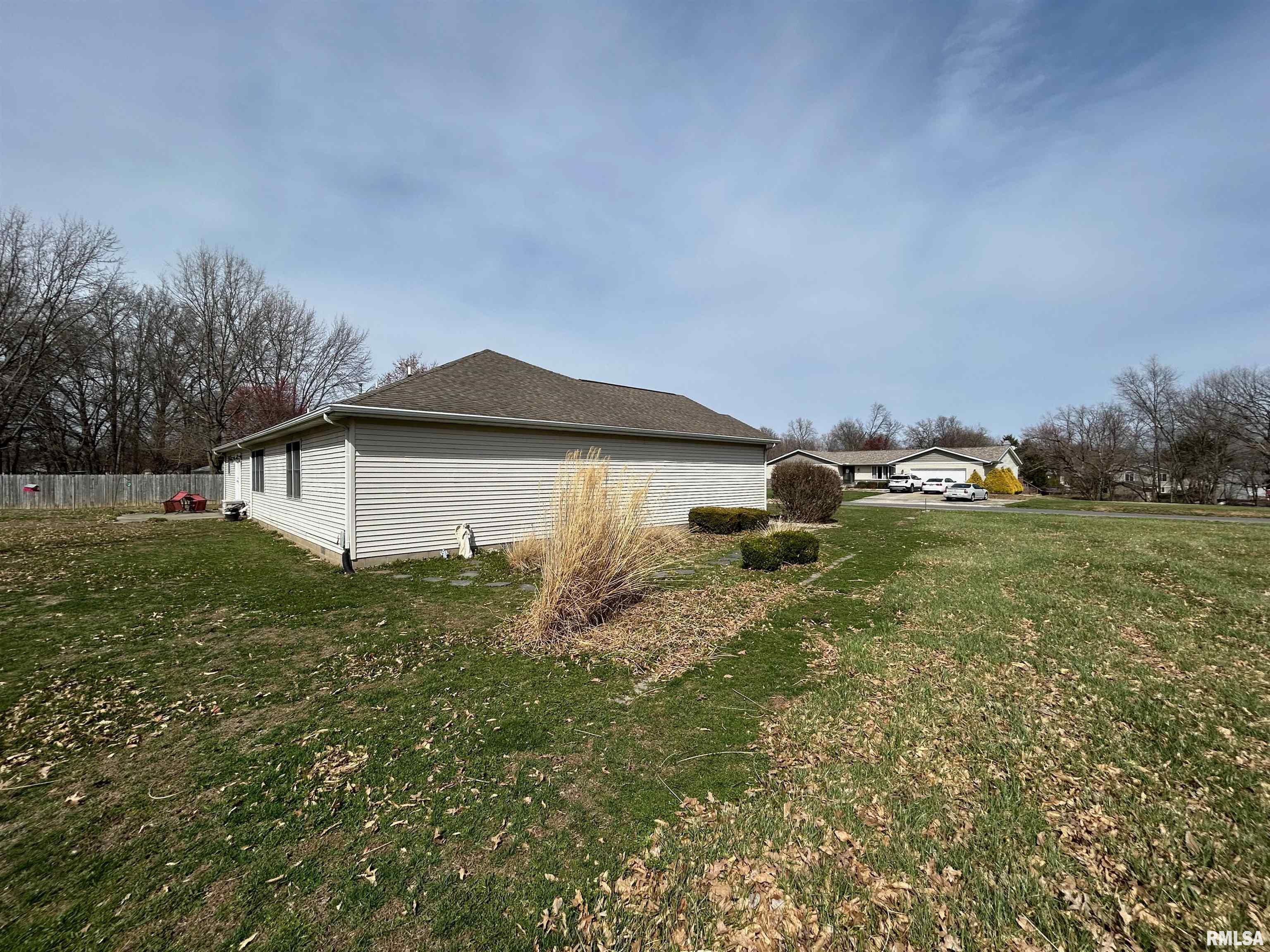 3814 Lake Drive, Taylorville, Illinois image 15