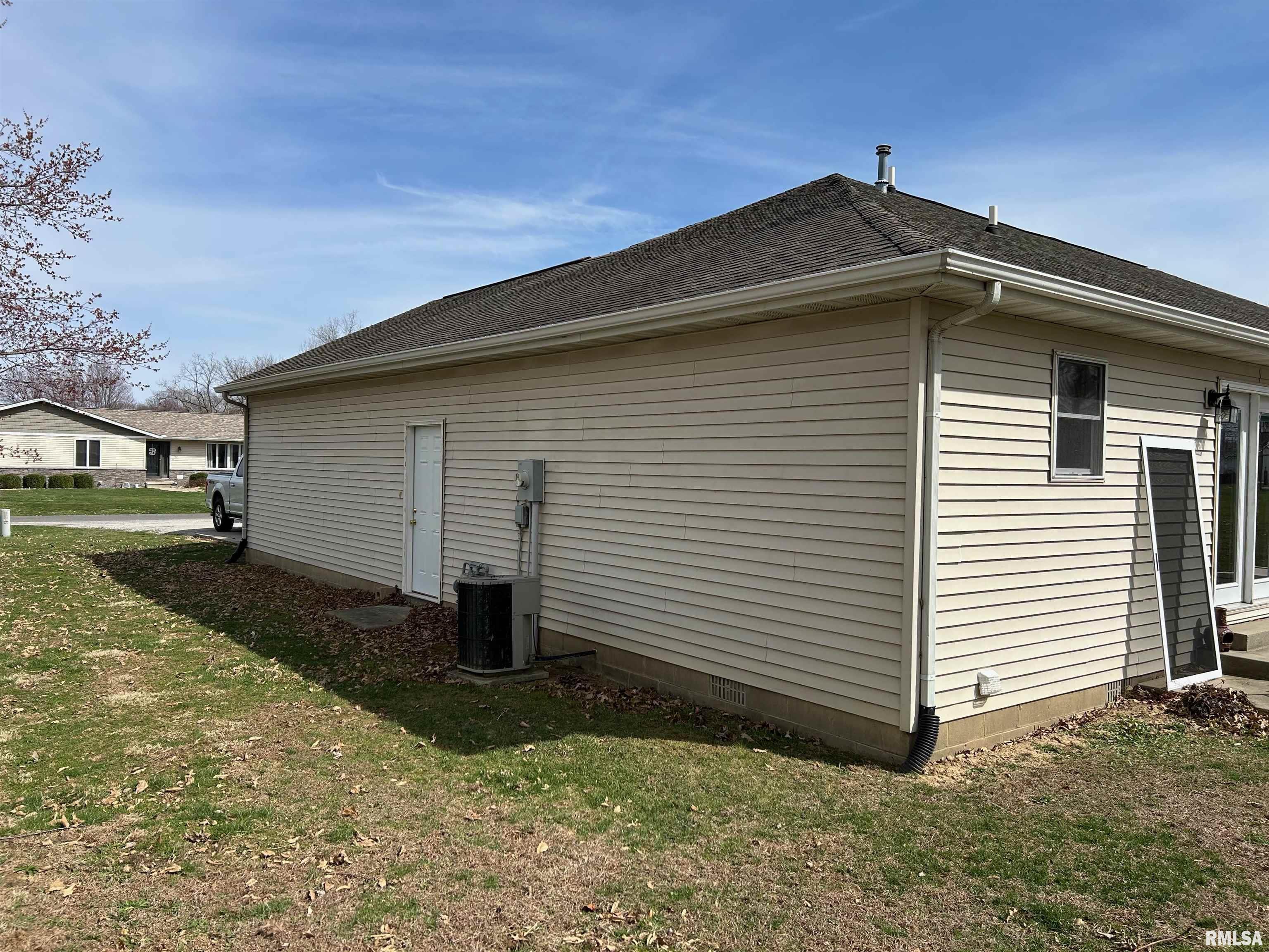 3814 Lake Drive, Taylorville, Illinois image 7