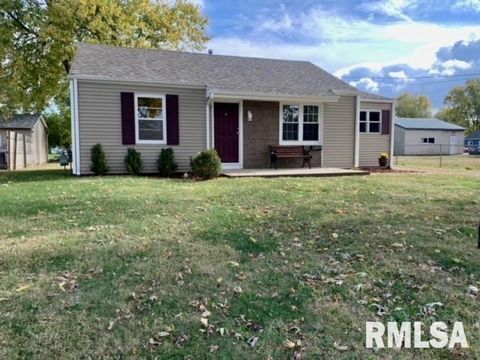Homes For Sale - 518 N 2nd Street<br/> Macoupin County, Girard, IL 62640