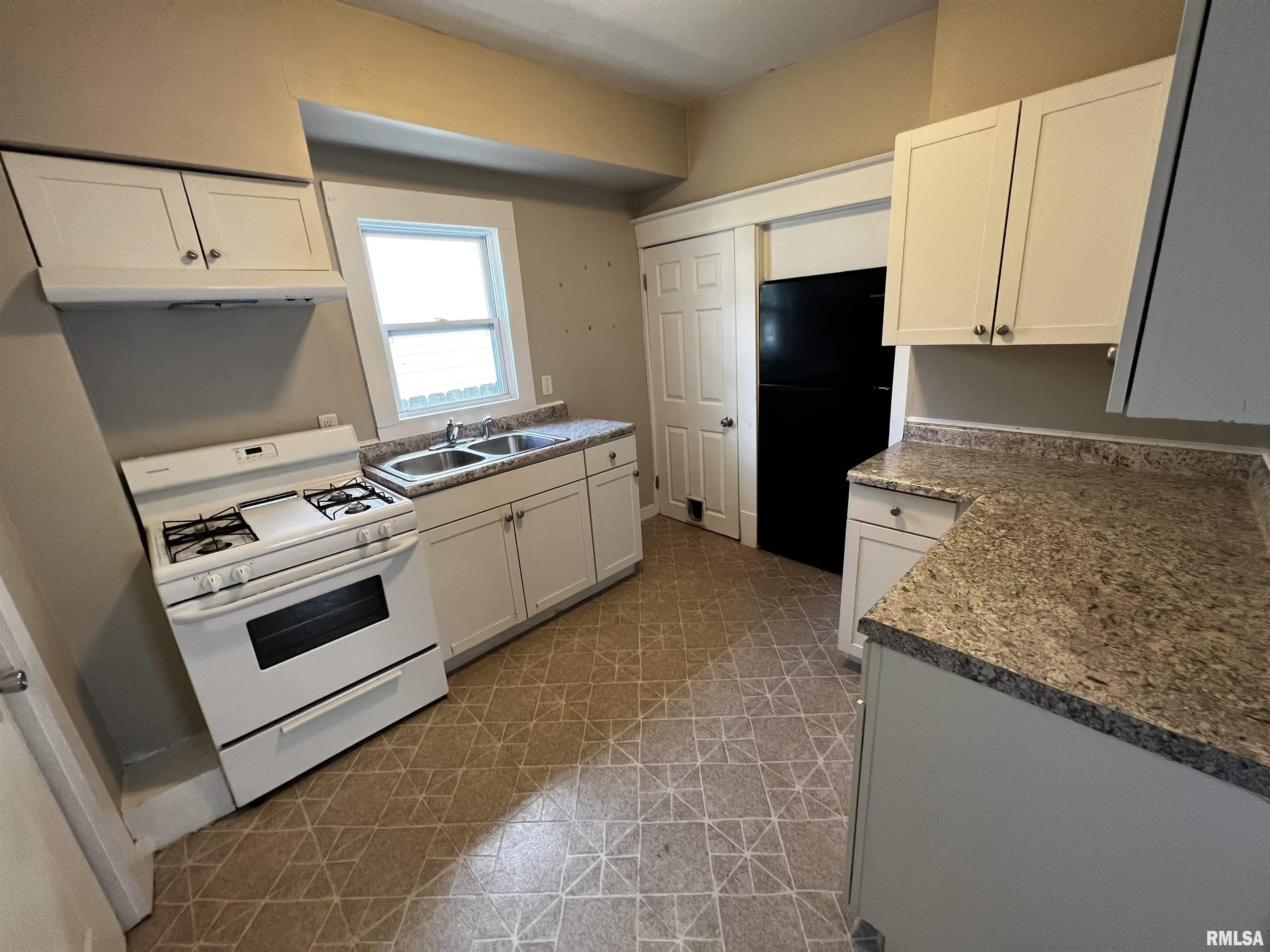 303 15th Avenue, East Moline, Illinois image 3