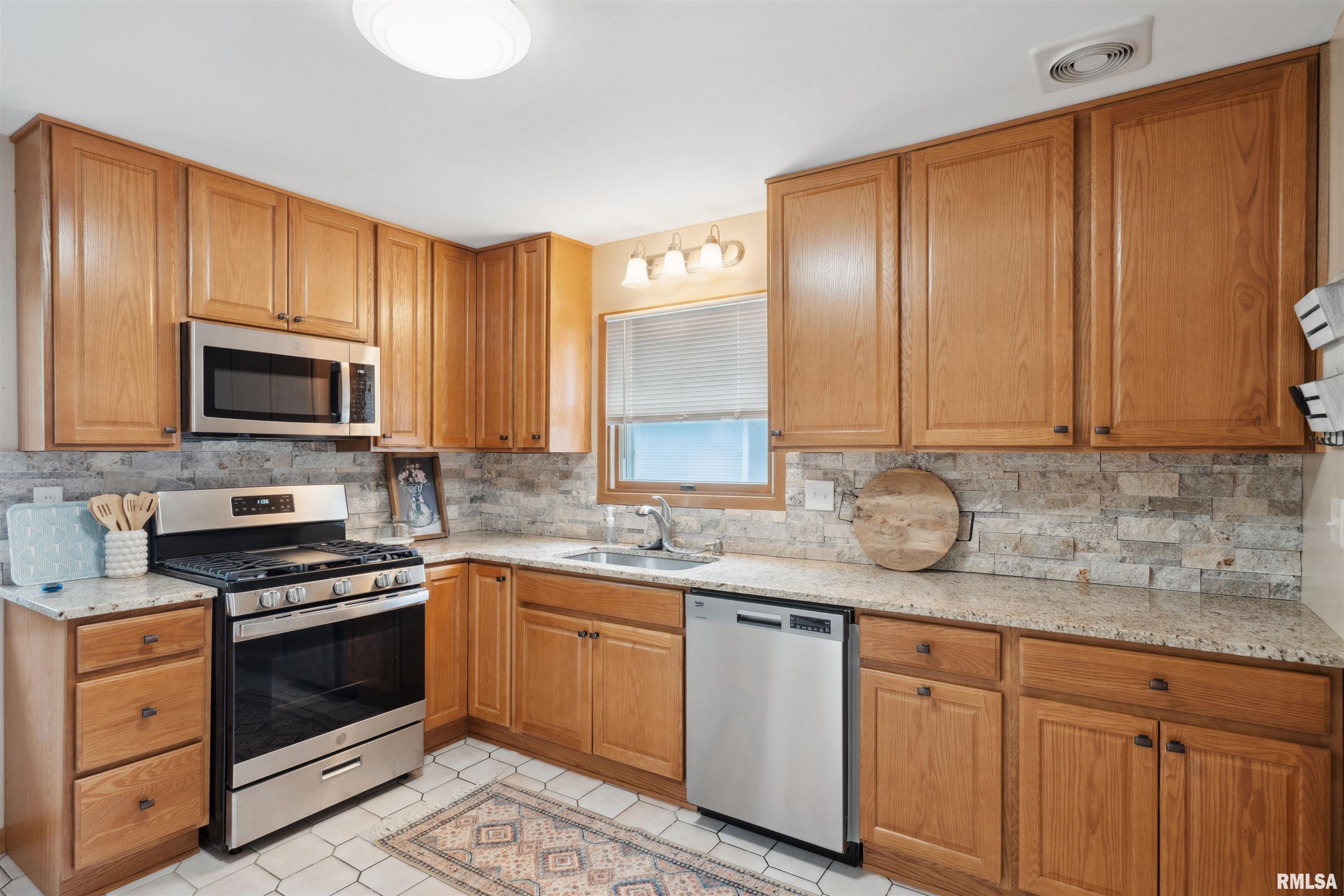 3018 Oak Street Court, Bettendorf, Iowa image 14