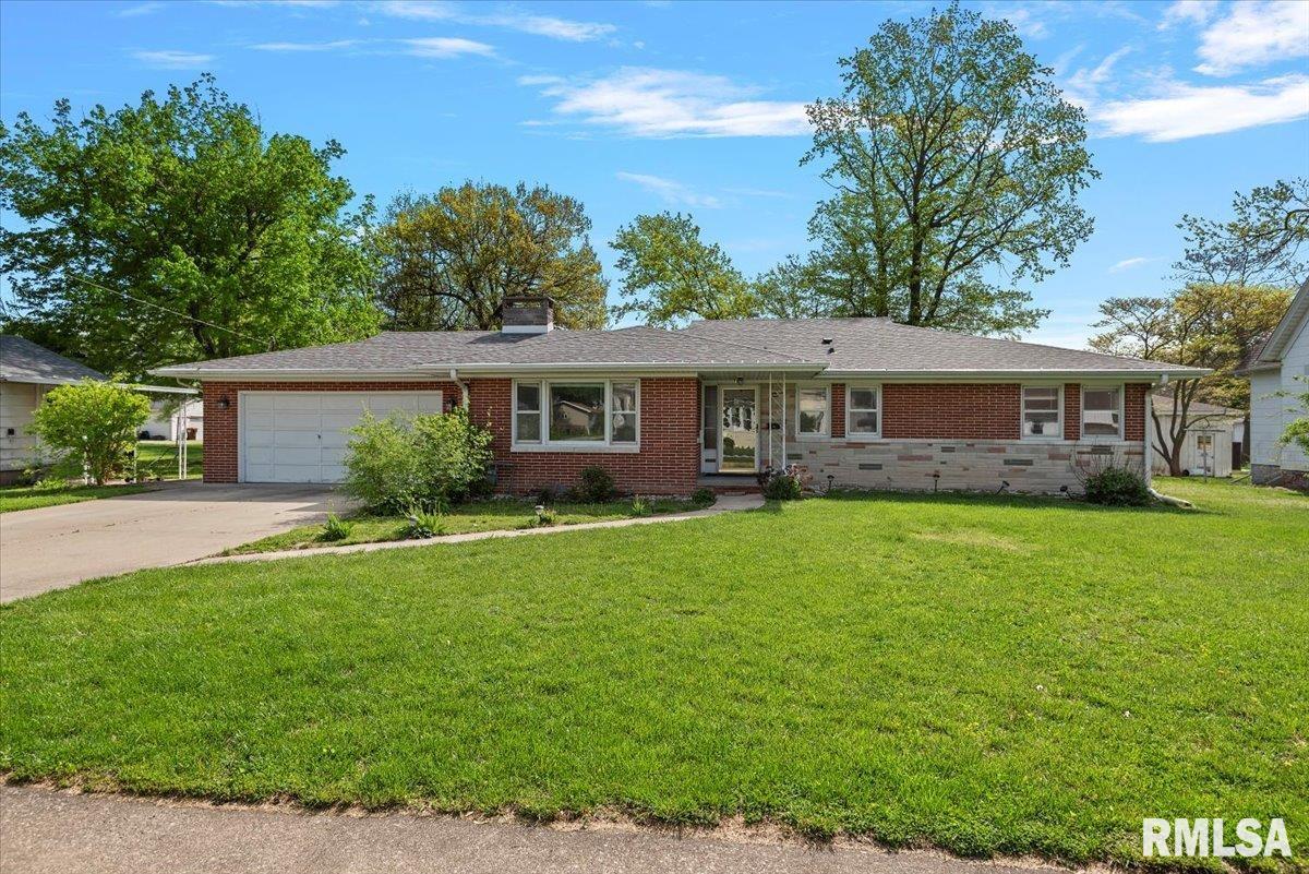 716 S Clay Street, Taylorville, Illinois image 1