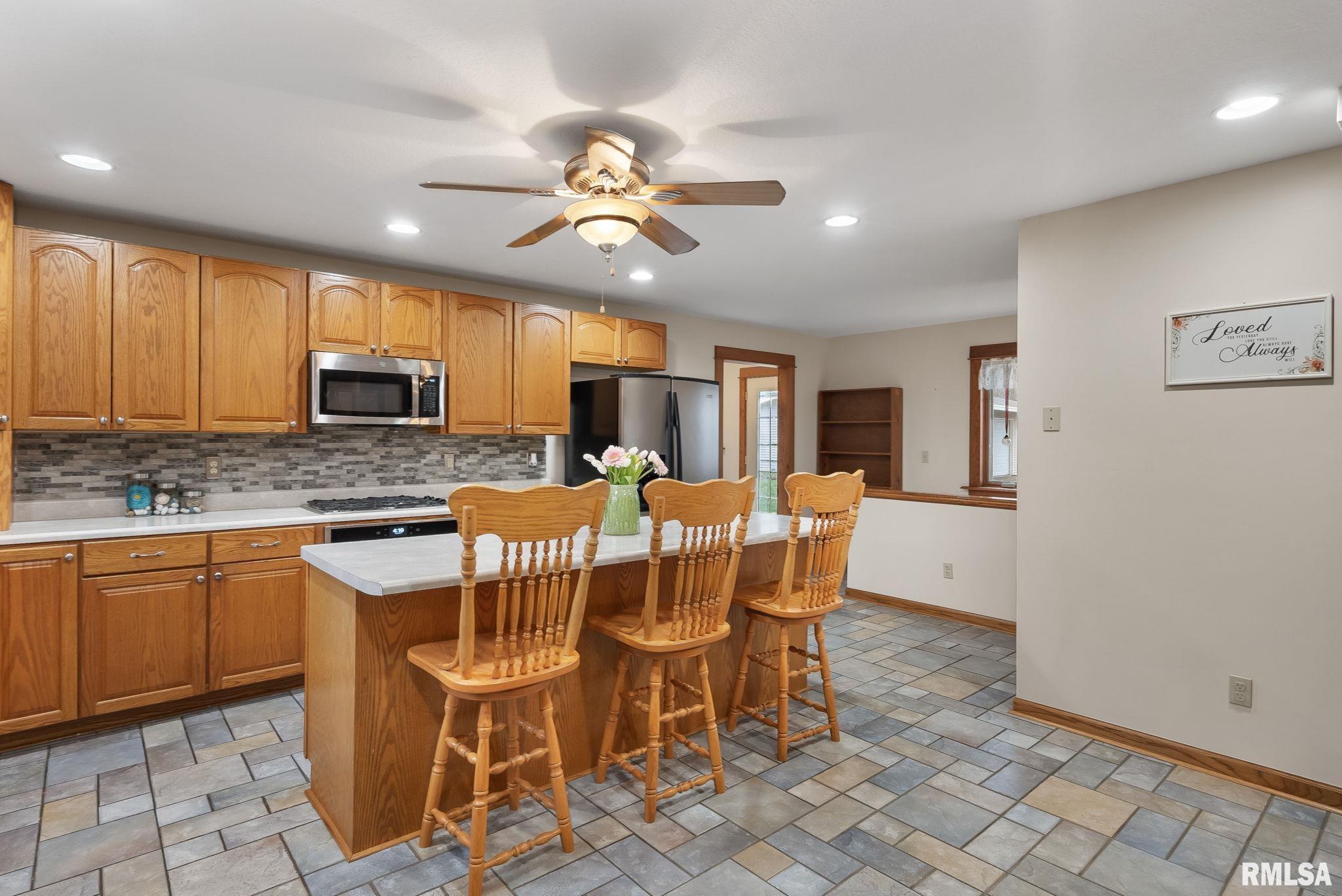 7020 Valley Drive, Bettendorf, Iowa image 8