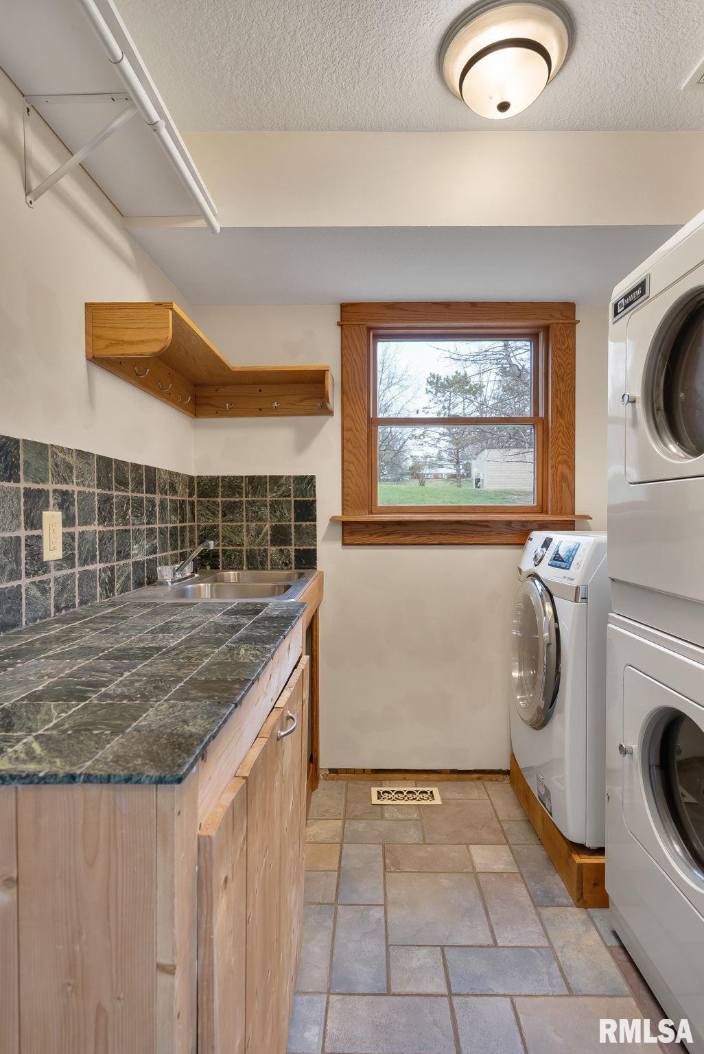 7020 Valley Drive, Bettendorf, Iowa image 13