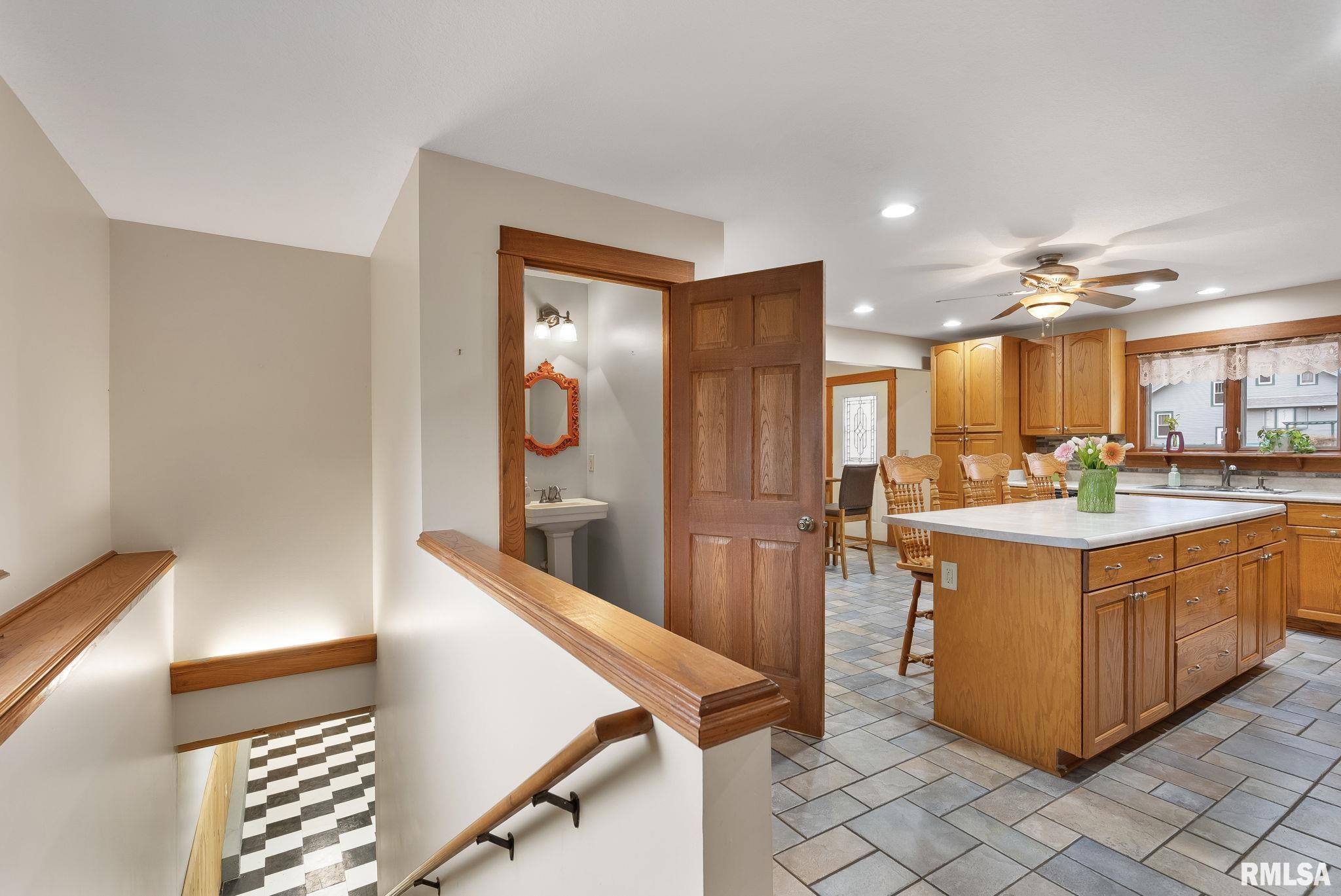 7020 Valley Drive, Bettendorf, Iowa image 10
