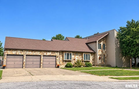 Homes For Sale - 4 Monterey Court<br/> Jacksonville, IL 62650