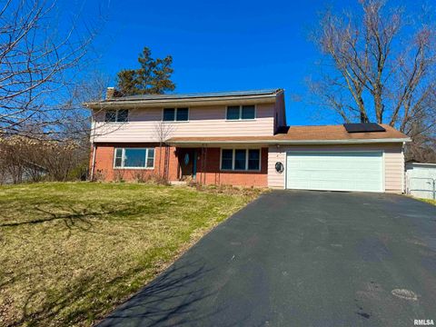 Homes For Sale - 4 Woodland Lane<br/> Macomb, IL 61455