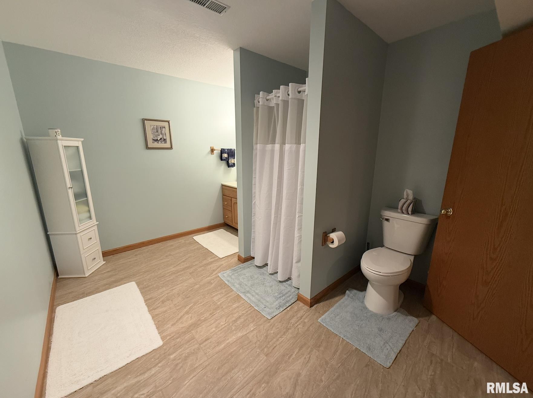 330 Country Club Court, Eldridge, Iowa image 21
