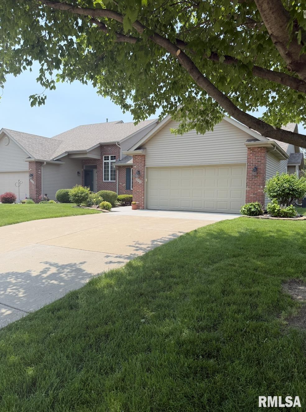 330 Country Club Court, Eldridge, Iowa image 2