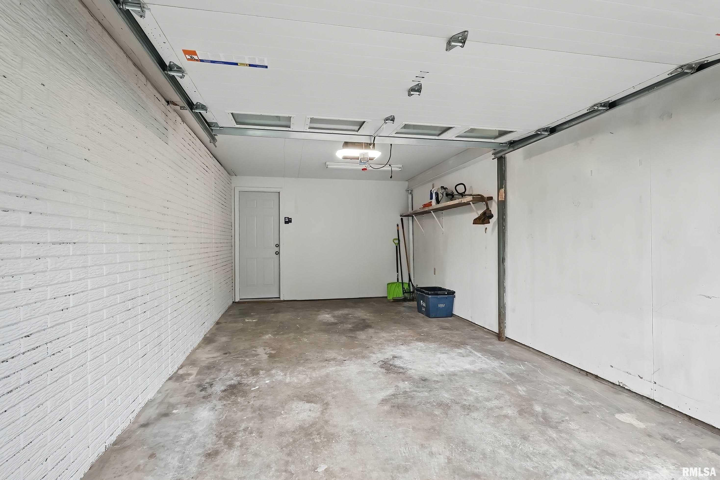 2402 Middle Road, Davenport, Iowa image 32