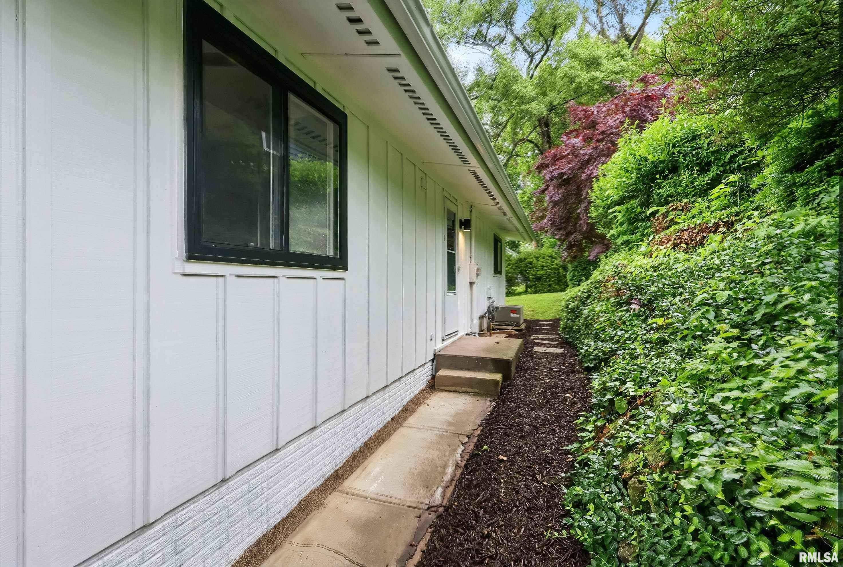 2402 Middle Road, Davenport, Iowa image 33