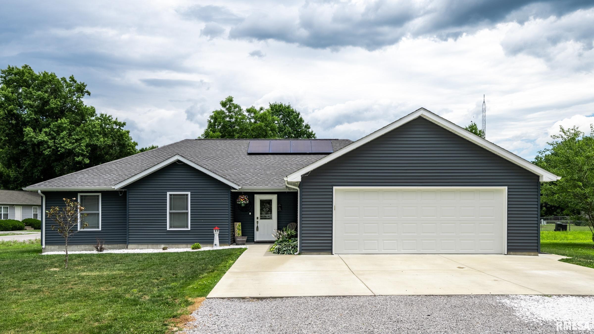 Photo 1 of 27 — 3124 WEAVER Road, Herrin, IL 62918