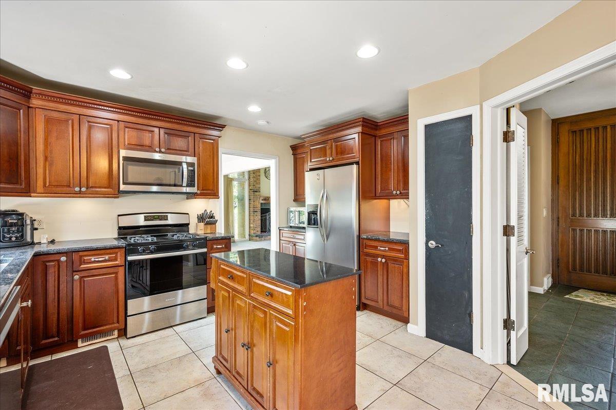 202 Wolf Road, Peoria, Illinois image 11