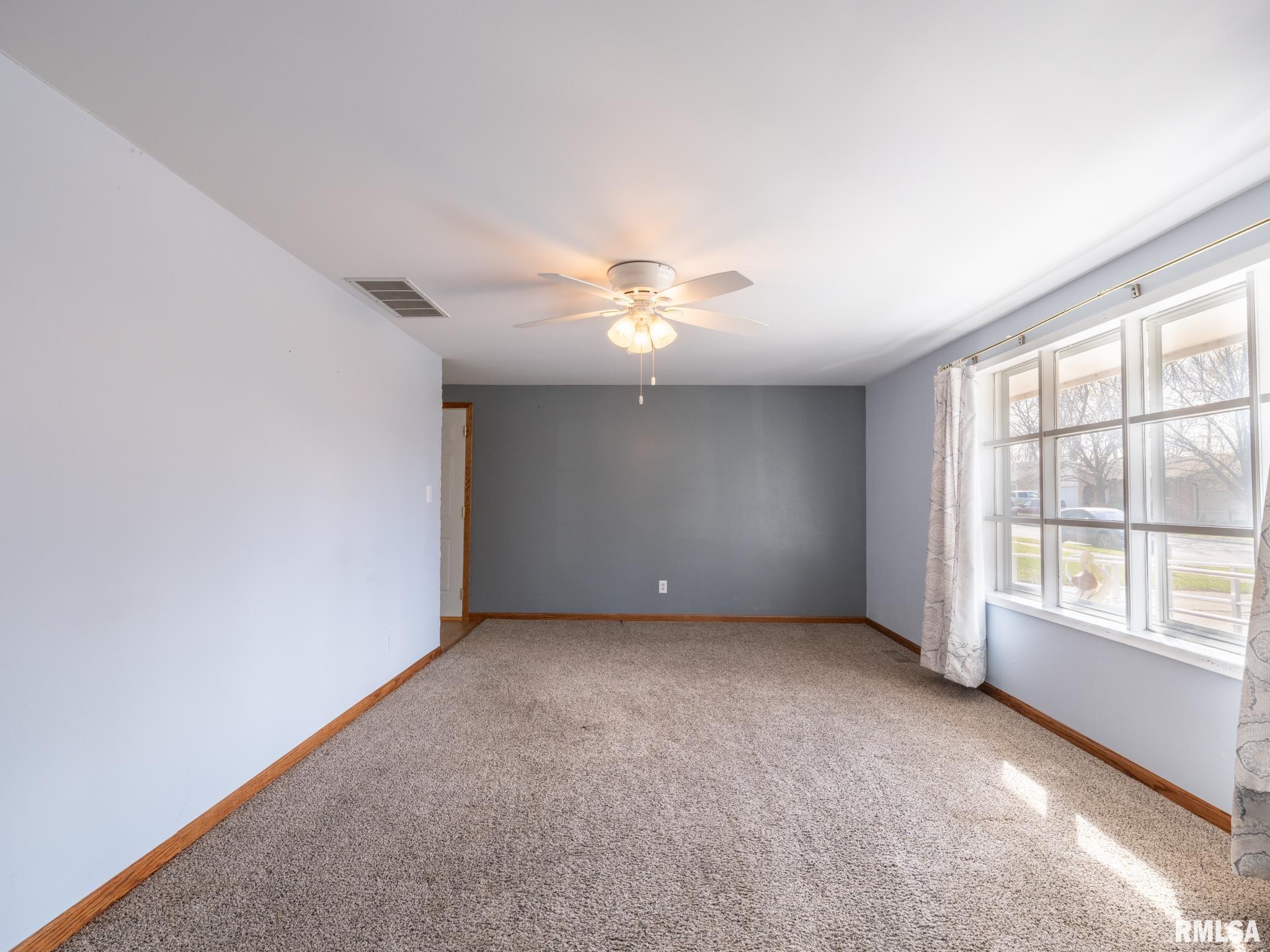 2112 Granada Drive, Pekin, Illinois image 11