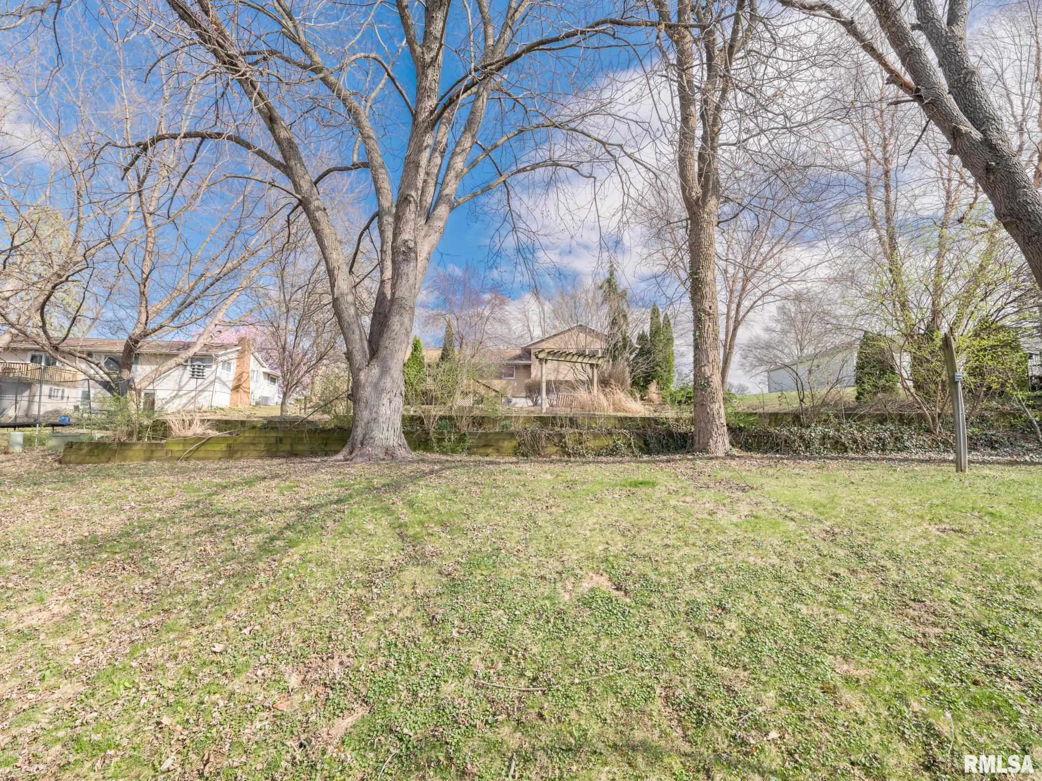 2112 Granada Drive, Pekin, Illinois image 4