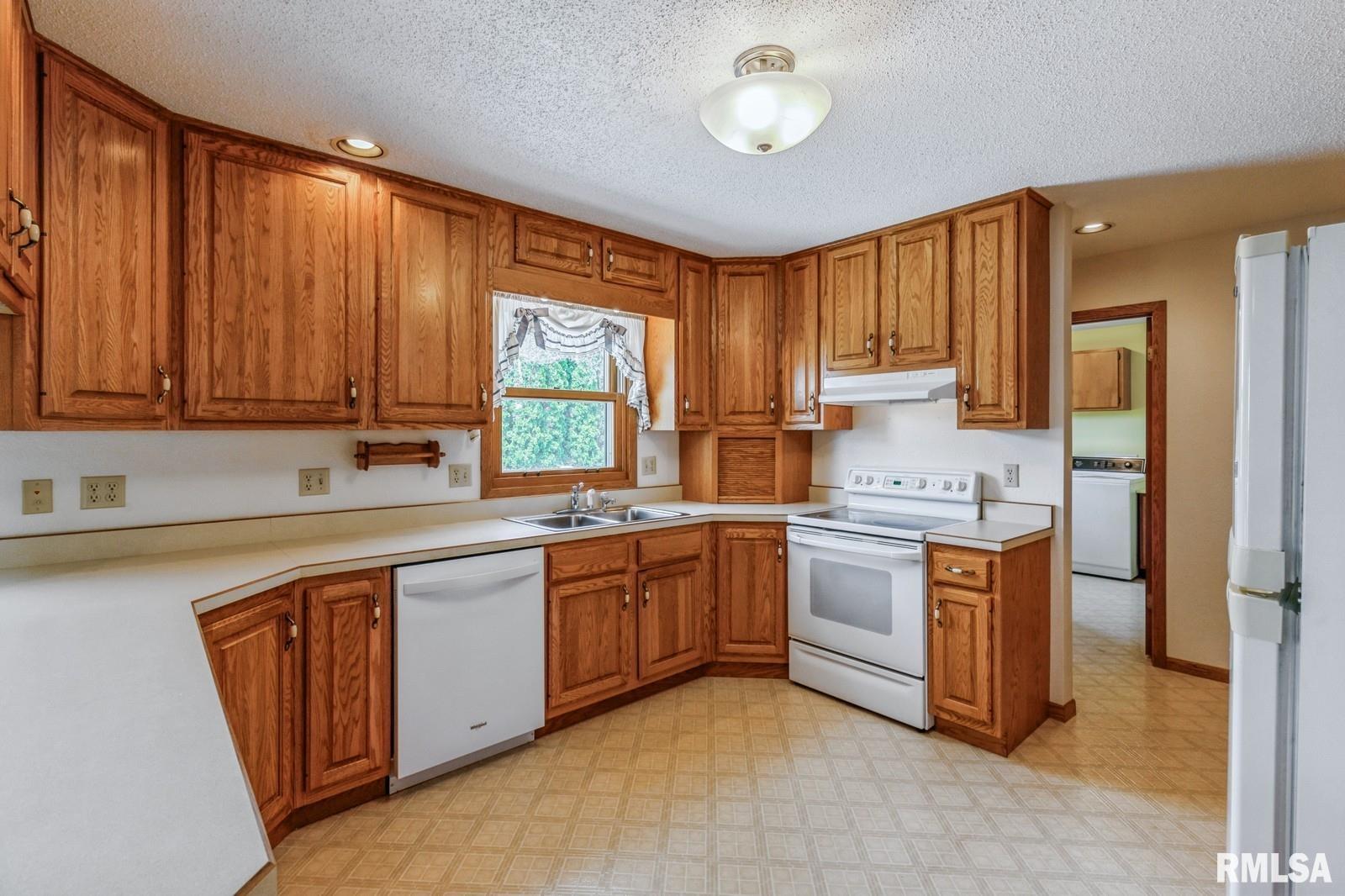 404 10th Street, Lowden, Iowa image 8