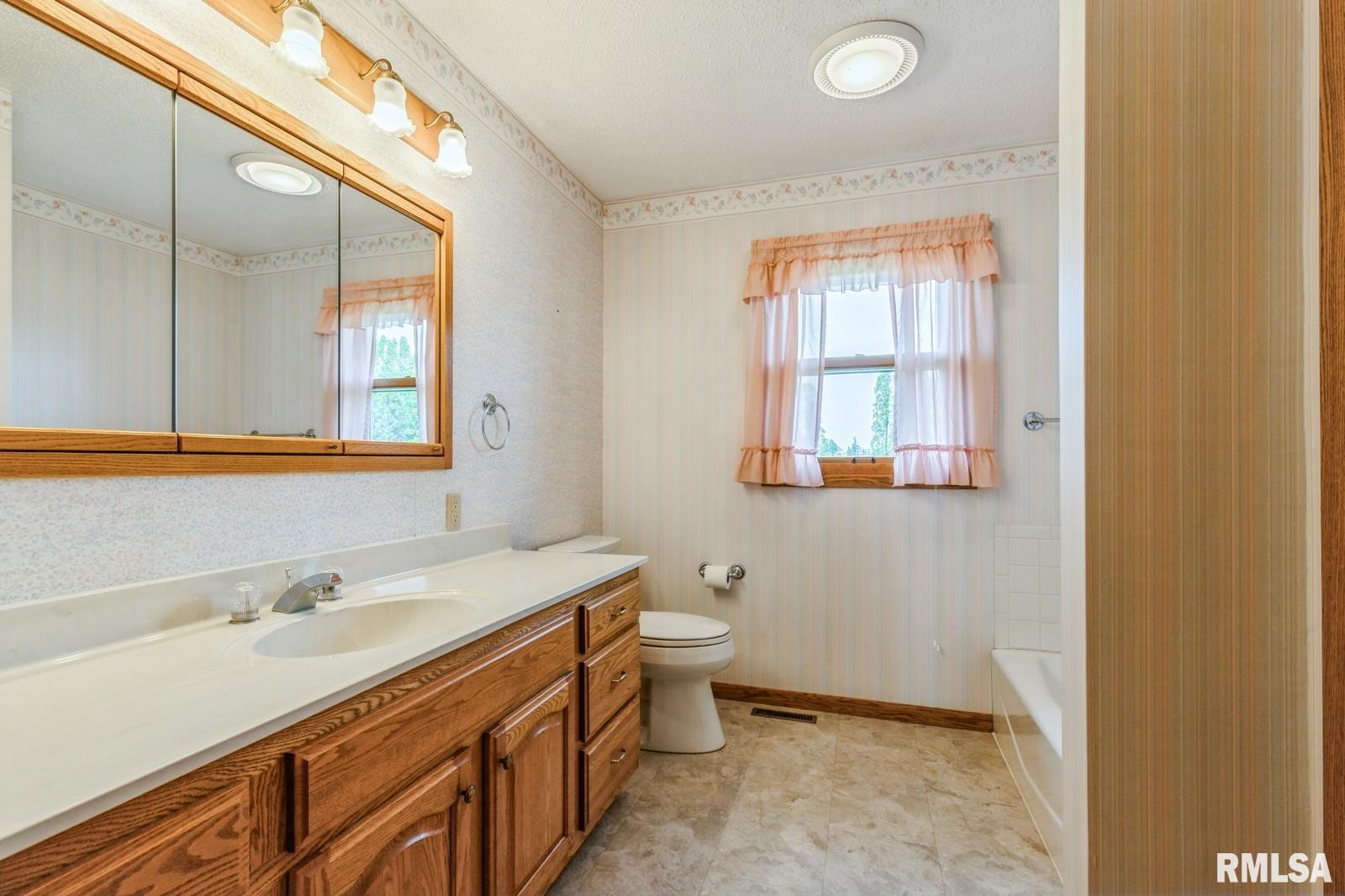 404 10th Street, Lowden, Iowa image 14