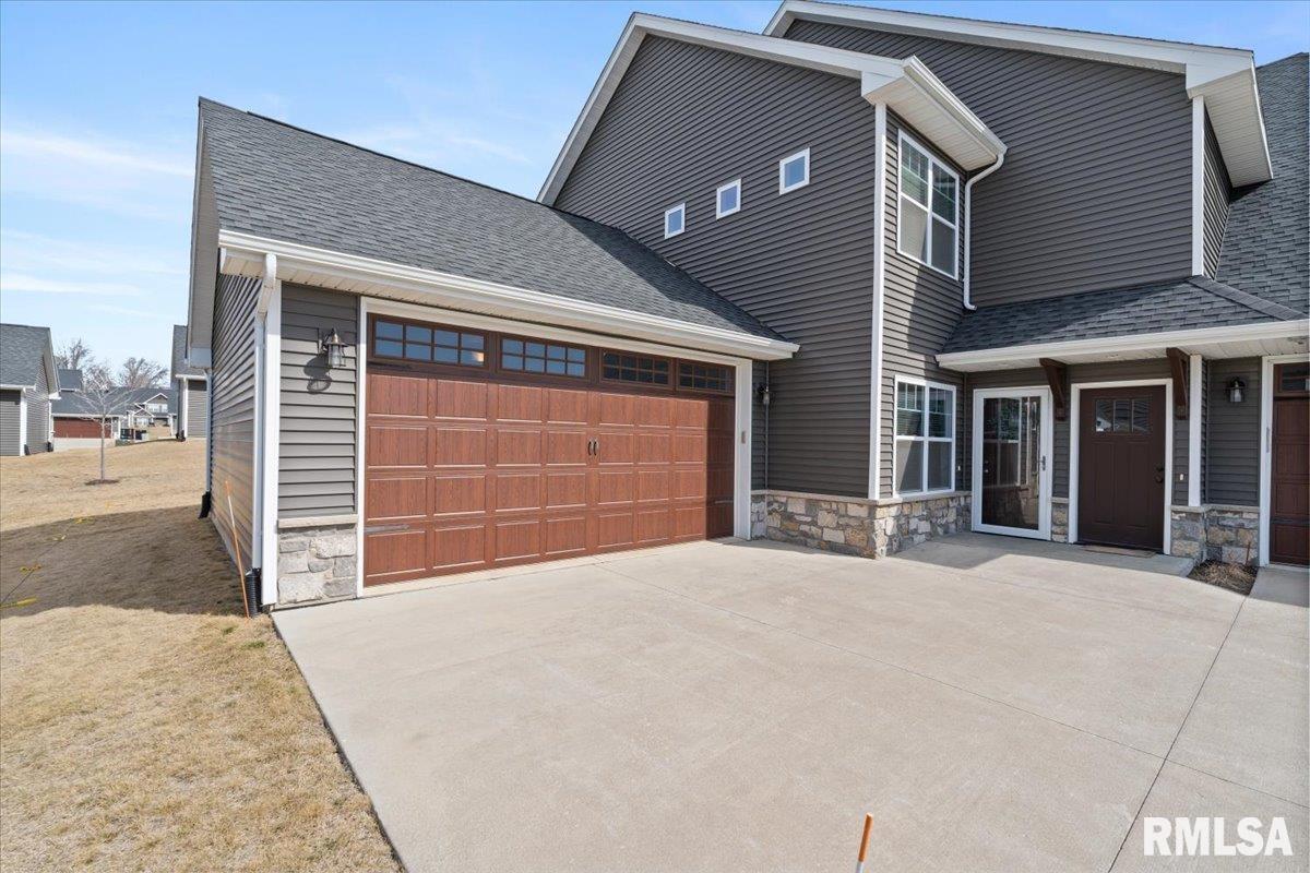 2968 Charissas Place, Bettendorf, Iowa image 2