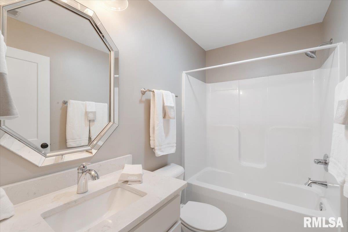 2968 Charissas Place, Bettendorf, Iowa image 28
