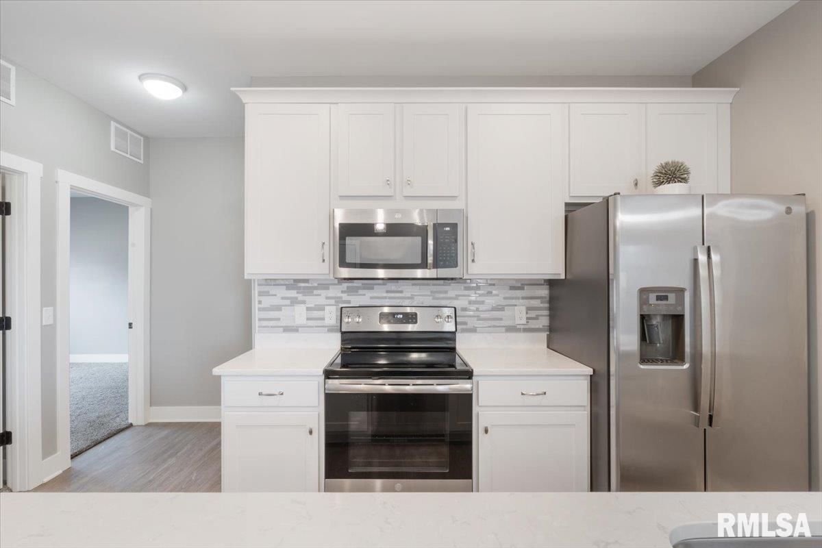 2968 Charissas Place, Bettendorf, Iowa image 11