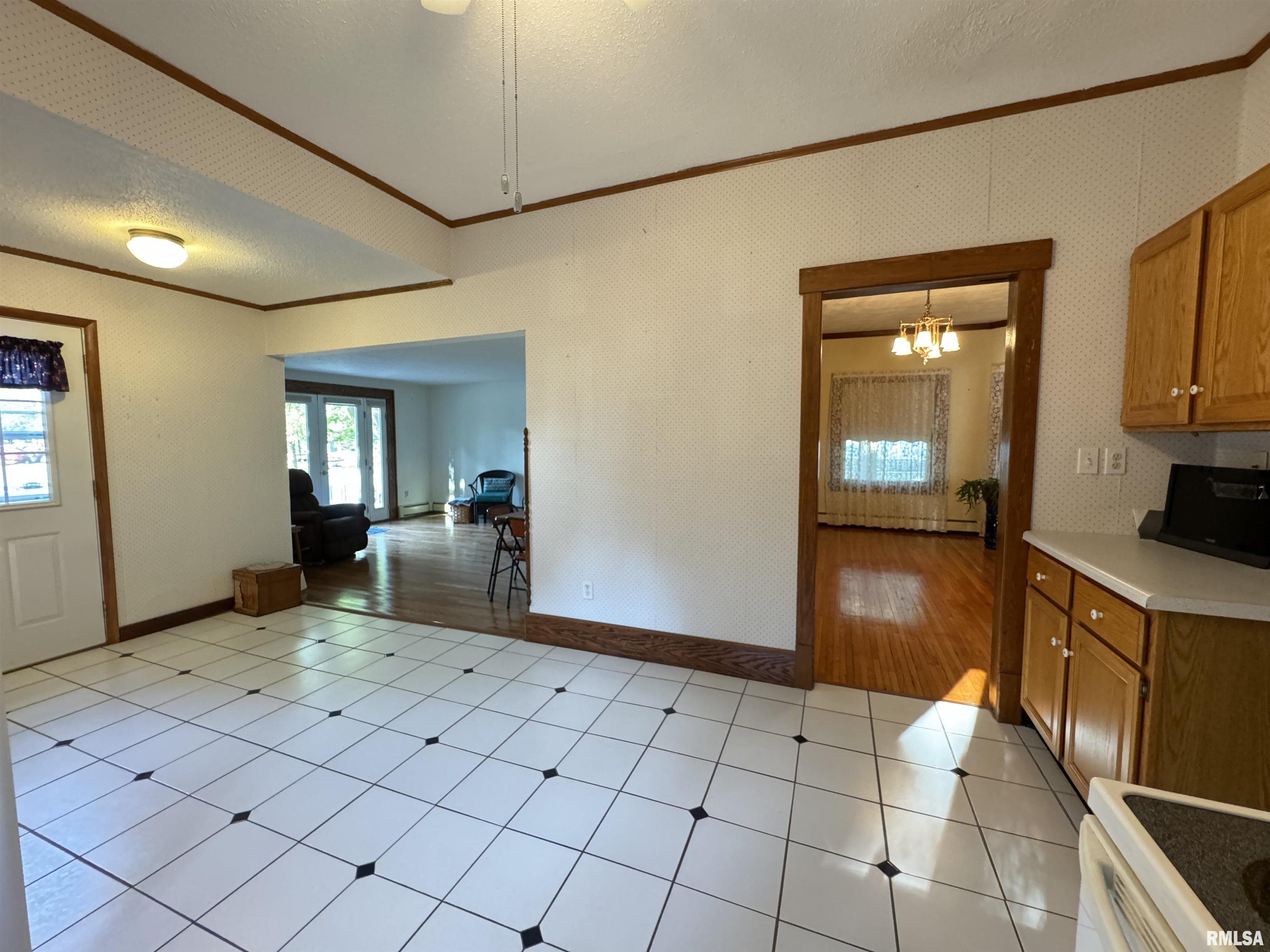 323 E Cortland Street, Avon, Illinois image 34